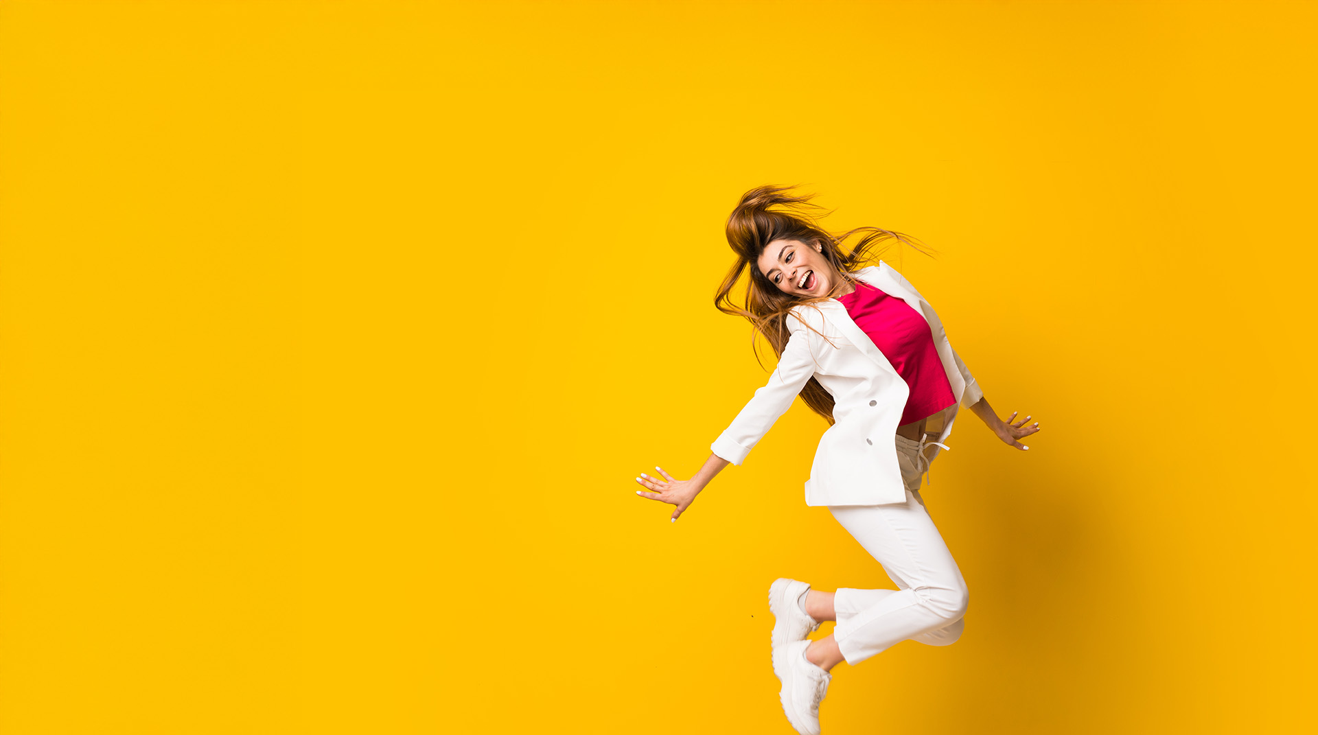 Photo d'une femme avec des lunettes de soleil sautant et secouant la tête en souriant
