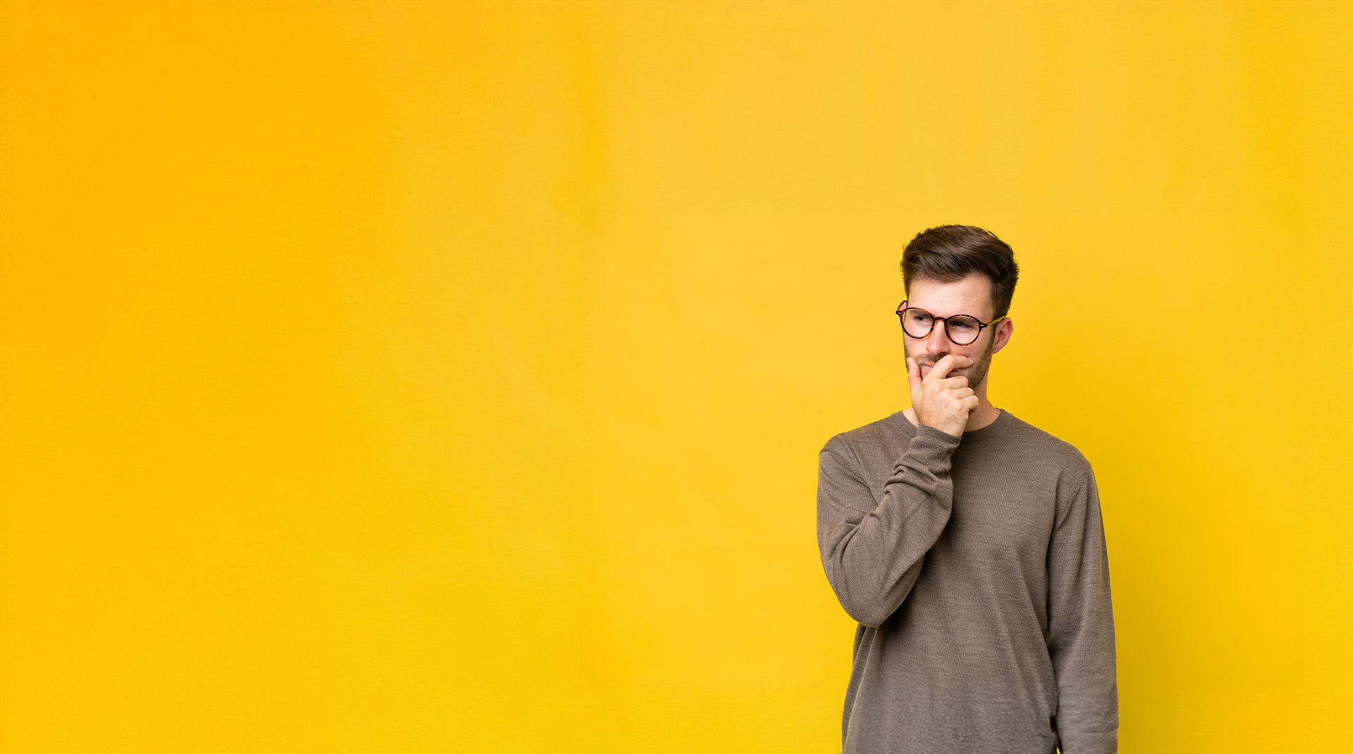 Photo d'un homme réfléchissant